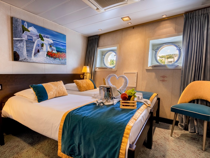 Main Deck 2 Adjustable Twin Beds - Portholes Cat C